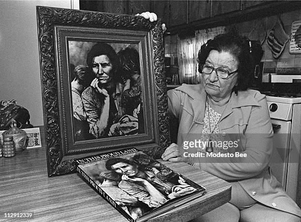 Florence Thompson, the "Migrant Mother" in Dorothea Lange's famous 1936 photo, holds up her likeness during an interview, October 10, 1978.