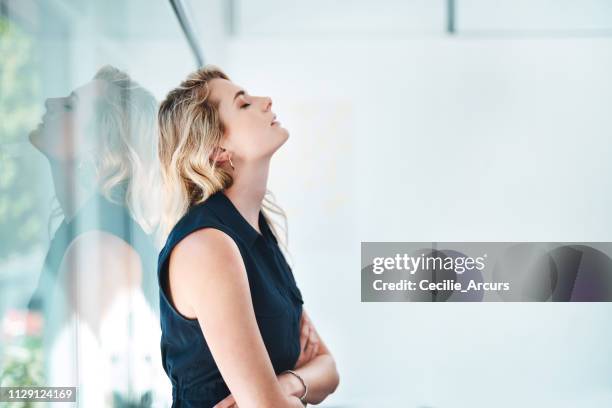 trying to drag herself out of the doom and gloom - redução de pessoal imagens e fotografias de stock