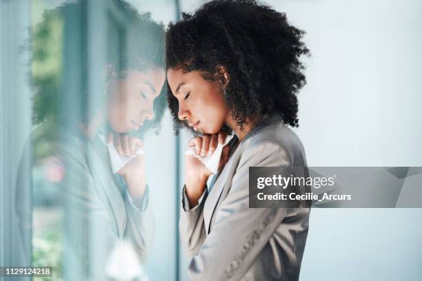 haar emoties opbouwen - crying woman stockfoto's en -beelden