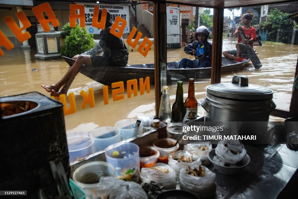 TOPSHOT-INDONESIA-FLOOD