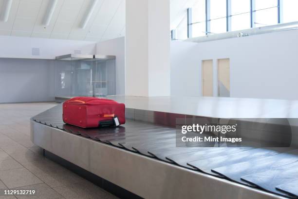 airport baggage claim - zona de equipajes fotografías e imágenes de stock