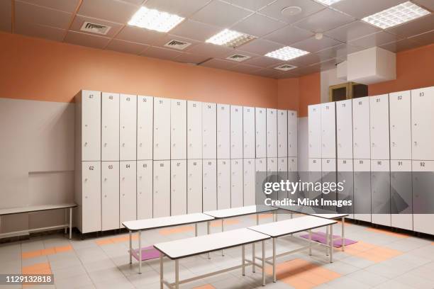 locker room - vestuario instalación deportiva fotografías e imágenes de stock