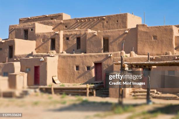 adobe buildings of taos - taos fotografías e imágenes de stock