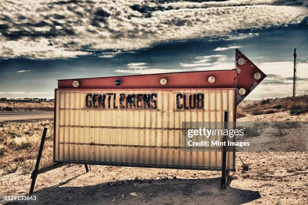 gentlemen's club sign - peepshow stockfoto's en -beelden