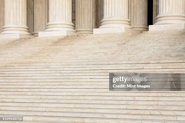 front steps and columns of the supreme court - corte suprema palazzo di giustizia foto e immagini stock