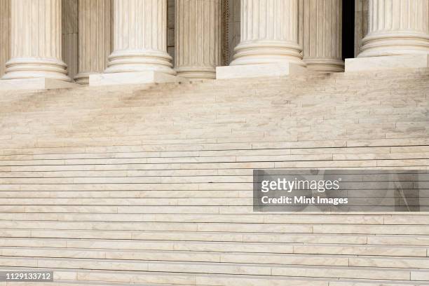 front steps and columns of the supreme court - us supreme court building stockfoto's en -beelden