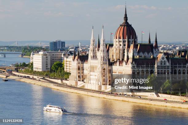 parliament building on the danube - budapest stockfoto's en -beelden