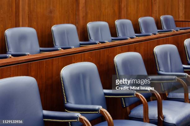 empty jury seats in courtroom - sentenciar fotografías e imágenes de stock