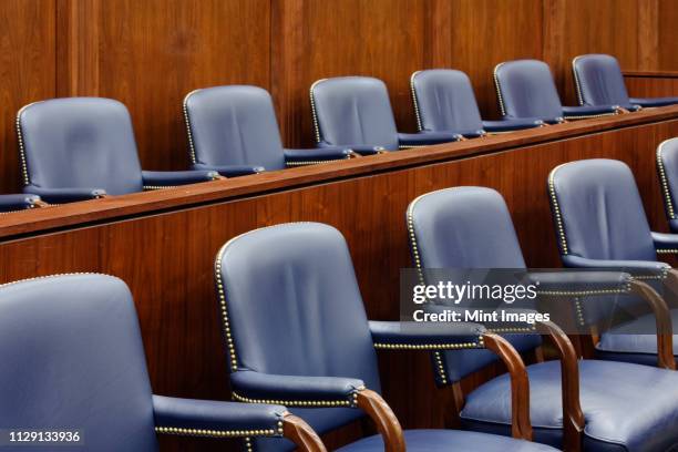 empty jury seats in courtroom - gerechtsgebouw stockfoto's en -beelden