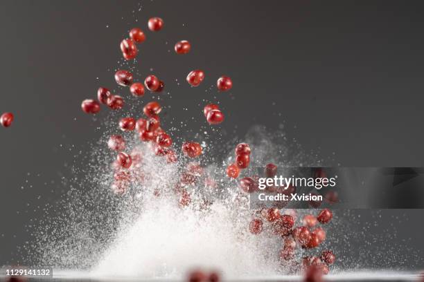 red bean seeds dancing captured with high speed sync"n - キドニービーン ストックフォトと画像