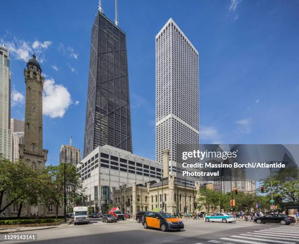 magnificent mile (n michigan avenue) - hancock building chicago stockfoto's en -beelden