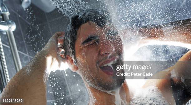 man in shower washing hair - hombre en la ducha fotografías e imágenes de stock