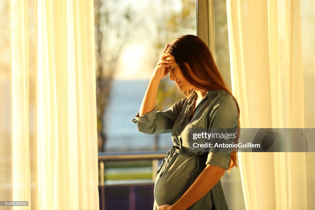 Mujer embarazada preocupada por quejarse en casa