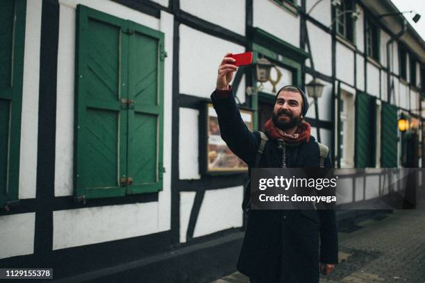 jovem homem vestido casual usando telefone inteligente da cidade de rua - dortmund cidade - fotografias e filmes do acervo