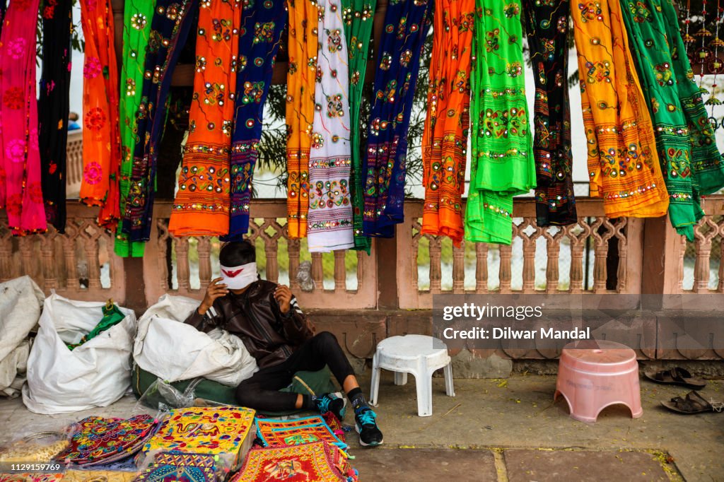 Street seller at Jal Mahal