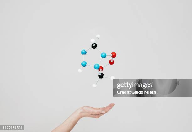 floating molecule model. - structure moléculaire photos et images de collection