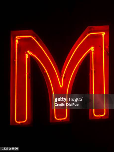 red neon single capital letter m - alphabet neon photos et images de collection