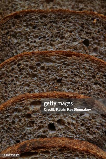 100% whole wheat italian rustic bread. sliced - weizenvollkorn stock-fotos und bilder