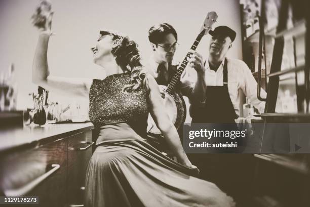 diversão com o tocador de banjo no bar!!! - 1920s photos - fotografias e filmes do acervo