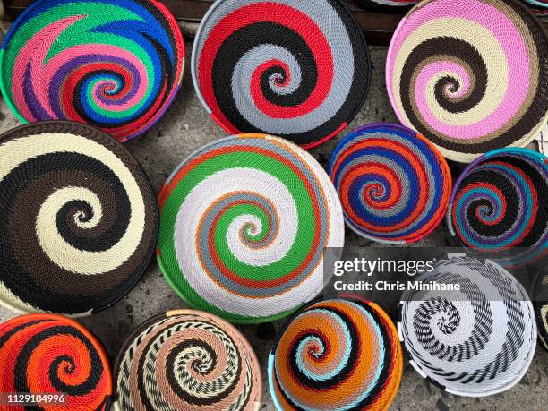 telephone wires are woven into beautiful colorful artwork in the form of bowls at an outdoor market. - province du cap photos et images de collection