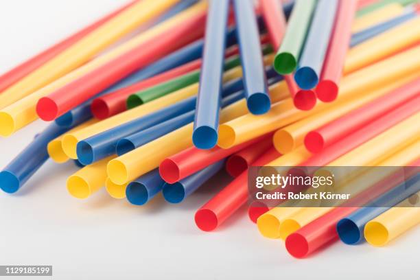 straws, microplastic and plastic - plastikmaterial stock pictures, royalty-free photos & images