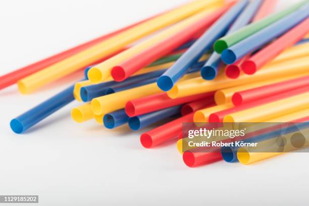 straws, microplastic and plastic - plastikmaterial stock pictures, royalty-free photos & images