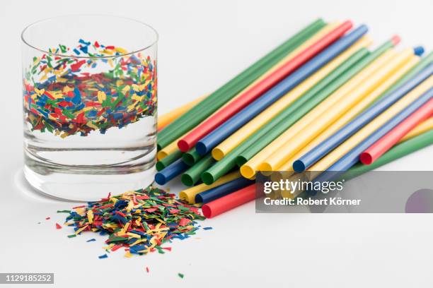 straws, microplastic and plastic in water - plastikmaterial stock pictures, royalty-free photos & images