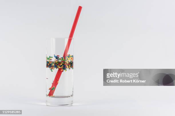 straws, microplastic and plastic in water - plastikmaterial stock pictures, royalty-free photos & images