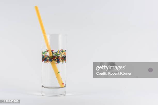 straws, microplastic and plastic in water - plastikmaterial stock pictures, royalty-free photos & images