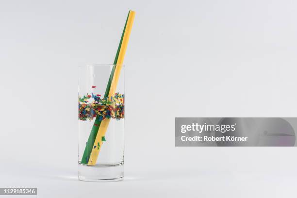 straws, microplastic and plastic in water - plastikmaterial stock pictures, royalty-free photos & images