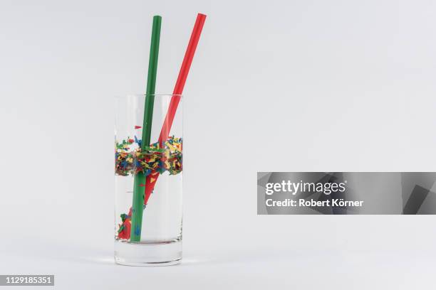 straws, microplastic and plastic in water - plastikmaterial stock pictures, royalty-free photos & images