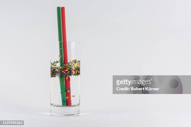 straws, microplastic and plastic in water - plastikmaterial stock pictures, royalty-free photos & images