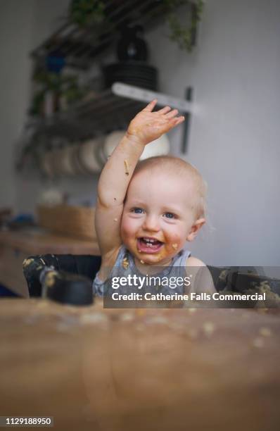 messy baby - baby eating food imagens e fotografias de stock