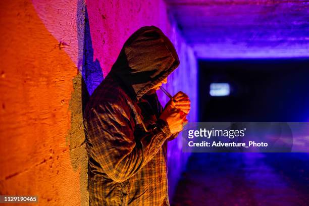 criminales de la droga adicto a fumar drogas en túnel subterráneo - crack cocaine fotografías e imágenes de stock