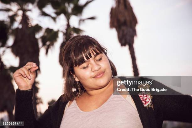 teenage girl dancing - met de vingers knippen stockfoto's en -beelden