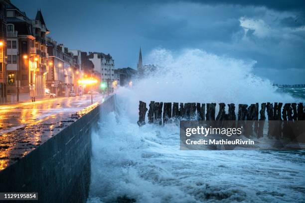 high tides in saint-malo - equinox stock-fotos und bilder