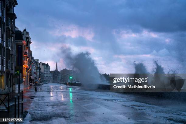 high tides in saint-malo - bretagne - fotografias e filmes do acervo