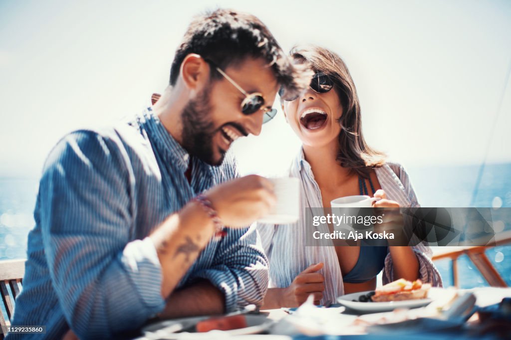 Café e divertido sobre a vela.