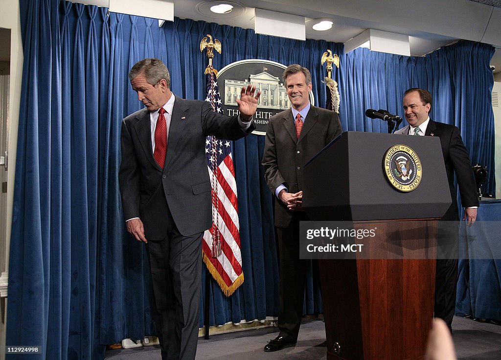 President Bush presents Tony Snow (center) as his new White