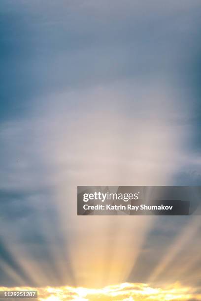 amazing beams of sunlight through the clouds - spirituelle erleuchtung stock-fotos und bilder