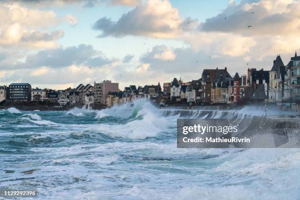 high tides in saint-malo - サン マロ ストックフォトと画像