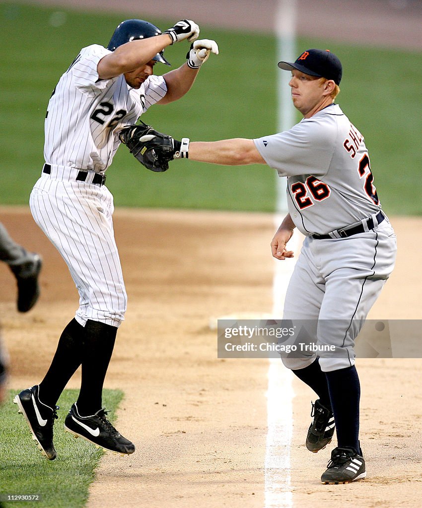 Chicago White Sox's Scott Podsednik gets tagged by the Detro