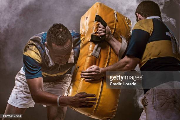 deux formation de joueurs de rugby - tackling photos et images de collection