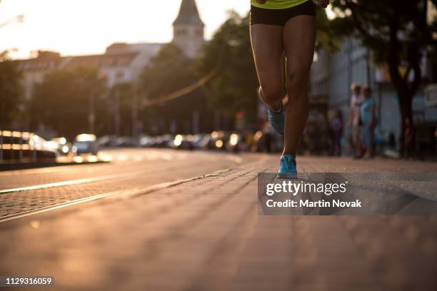 runner legs and feet in action - joggeuse photos et images de collection