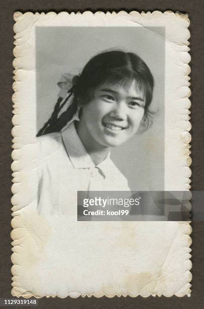 jaren 1970 china jong meisje monochroom oude portretfoto - 20th century stockfoto's en -beelden