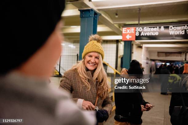 登上地鐵的婦女 - 50 metros 個照片及圖片檔