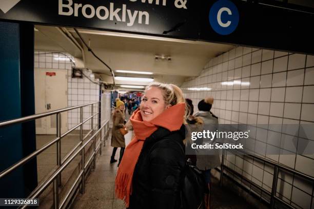 entrando na estação de metrô brooklyn - sinal do metrô sinal informativo - fotografias e filmes do acervo