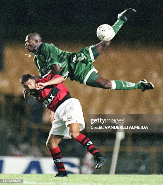 Asprilla of team Palmeiras crashes into V of team Flamengo 16 December during the first of two games in the final of the Copa MERCOSUR at Maracana...