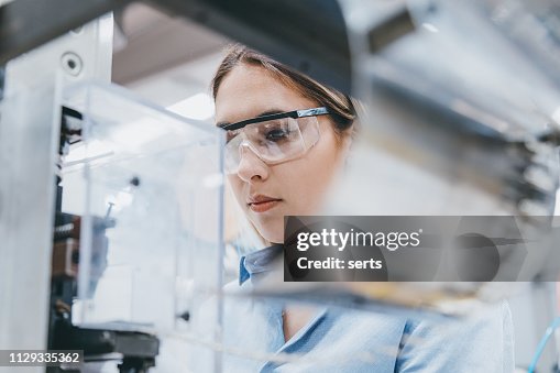 Industrielle Arbeitnehmerin mit Produktionsanlagen in einer Fabrik arbeiten Industrielle Arbeitnehmerin mit Produktionsanlagen in einer Fabrik arbeiten