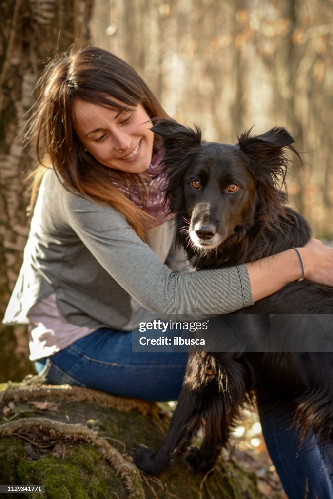 Donna con cane nella foresta